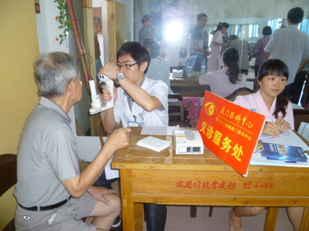 眼科中心王燊博士正在為南安詩山鎮村民詳細檢查眼疾